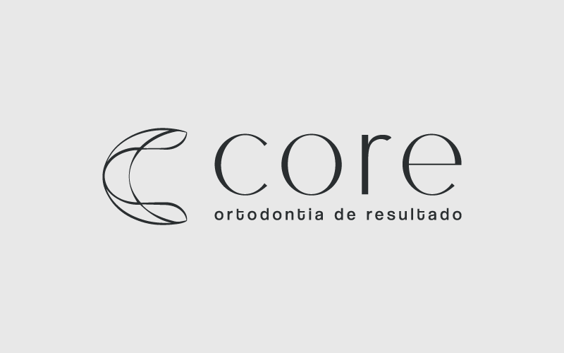 : A imagem mostra um logo, onde lê-se “Core” bem ao centro na linha superior e, logo abaixo, lê-se “ortodontia de resultado”. À esquerda está um desenho que lembra a letra “C” com diversas linhas que o compõem.