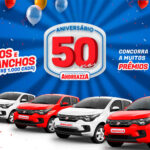 A imagem mostra um banner da campanha de 50 anos do Super Andreazza. Ao centro está o selo da campanha, abaixo estão os cinco carros sorteados. O fundo é uma vinheta em tons de azul com balões vermelhos e brancos.