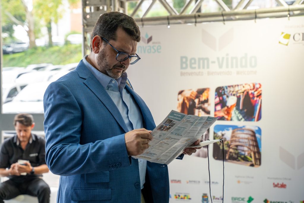 Homem observa mapa do evento Envase Brasil.