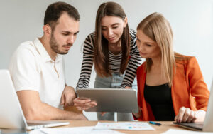 Equipe de marketing da Upplay analisando dados para calcular o ROI de campanhas publicitárias.