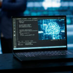 Tela de computador com interface de pesquisa online inteligente, ilustrando SEO para LLMs, criado pela Upplay.